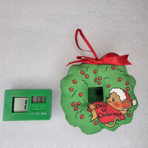 Vintage 90s Christmas Digital Countdown Ornament Mouse On Wreath WORKS - Picture 2 of 10